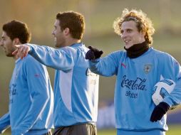 Forlan dialoga con sus compañeros durante la práctica de ayer en Mendoza. AFP  /