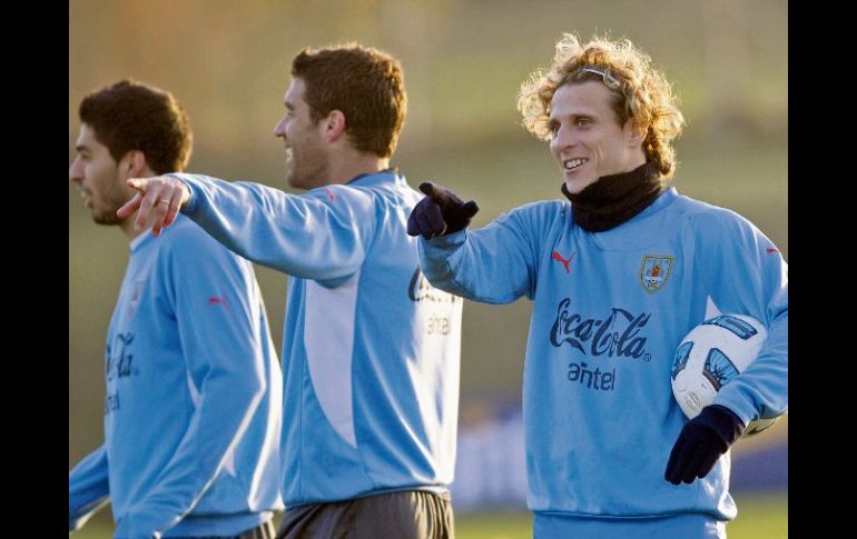 Forlan dialoga con sus compañeros durante la práctica de ayer en Mendoza. AFP  /