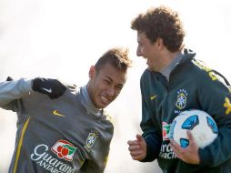 Neymar bromea con su compañero Elano, durante el entrenamiento de Brasil. AP  /