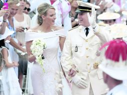 La novia lució un vestido color blanco marfil, bordado con cristales, nácar e hilos de oro, diseñado por Giorgio Armani. REUTERS  /