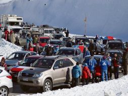 Cientos de carros de chilenos hacen fila para cruzar la aduana argentina. EFE  /