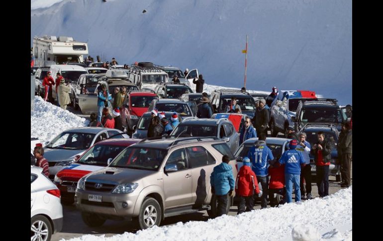 Cientos de carros de chilenos hacen fila para cruzar la aduana argentina. EFE  /