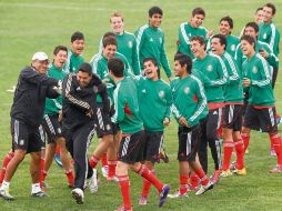 Los jugadores Sub-17 le hacen un “túnel” a uno de los integrantes del cuerpo técnico de Raúl Gutiérrez. MEXSPORT  /