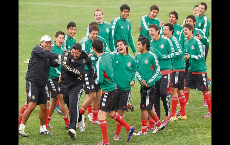 Los jugadores Sub-17 le hacen un “túnel” a uno de los integrantes del cuerpo técnico de Raúl Gutiérrez. MEXSPORT  /