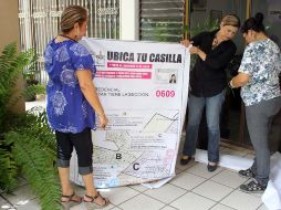 Personal del Instituto Estatal Electoral de Nayarit colocó hoy mapas de ubicación de casillas. NTX  /