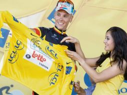 El belga Philippe Gilbert se coloca el suéter amarillo, tras adjudicarse la primera etapa. AP  /