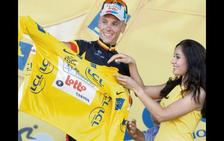 El belga Philippe Gilbert se coloca el suéter amarillo, tras adjudicarse la primera etapa. AP  /