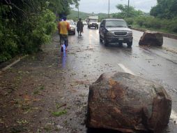 Los remanentes de “Arlene” reblandecieron la tierra de los cerros, soltando rocas que bloquearon la Avenida Escénica de Acapulco. NTX  /