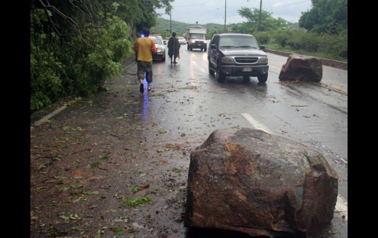 Los remanentes de “Arlene” reblandecieron la tierra de los cerros, soltando rocas que bloquearon la Avenida Escénica de Acapulco. NTX  /