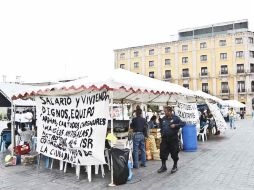 Los agentes de seguridad se “resguardan” bajo una carpa blanca, en la cual hay una estufa en la que preparan sus alimentos. E. PACHECO  /