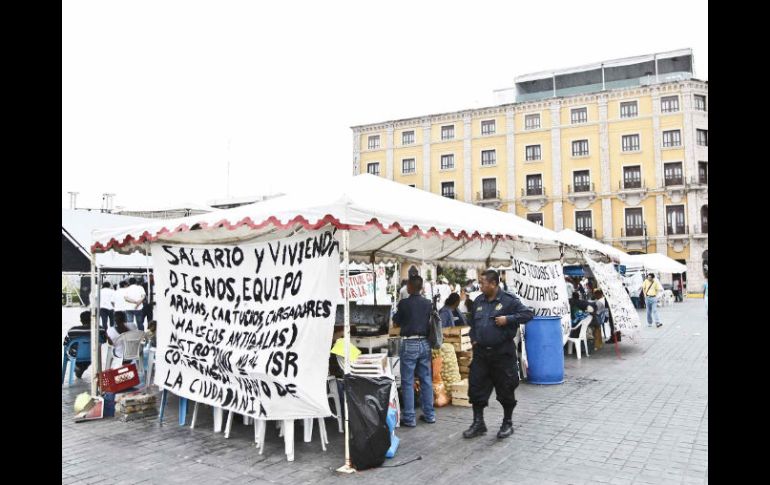 Los agentes de seguridad se “resguardan” bajo una carpa blanca, en la cual hay una estufa en la que preparan sus alimentos. E. PACHECO  /