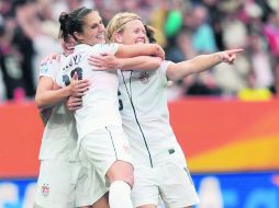 Las estadounidenses festejan uno de los tres goles que le anotaron ayer a Colombia. NTX  /