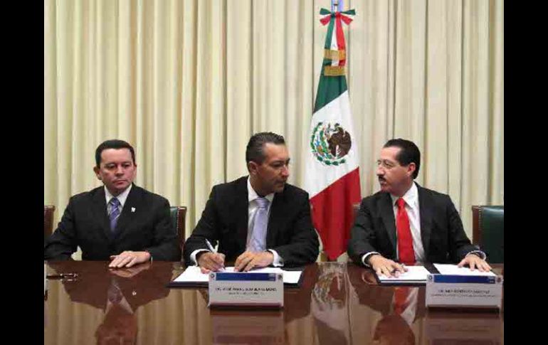 Para establecer un marco de seguridad para las elecciones, Francisco Blake y el gobernador Ney González firmaron protocolo.EL UNIVERSAL  /