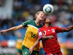 Diala ( Guinea E.) y Lauren Colthorpe ( Aus.) en el partido del grupo D. AFP  /