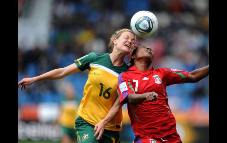 Diala ( Guinea E.) y Lauren Colthorpe ( Aus.) en el partido del grupo D. AFP  /