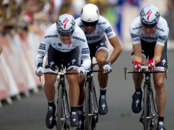 El equipo de Saxo Bank, Contador (IZQ) al final del recorrido de Les Essarts. AFP  /