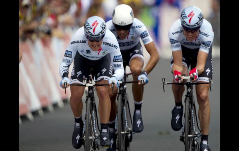 El equipo de Saxo Bank, Contador (IZQ) al final del recorrido de Les Essarts. AFP  /