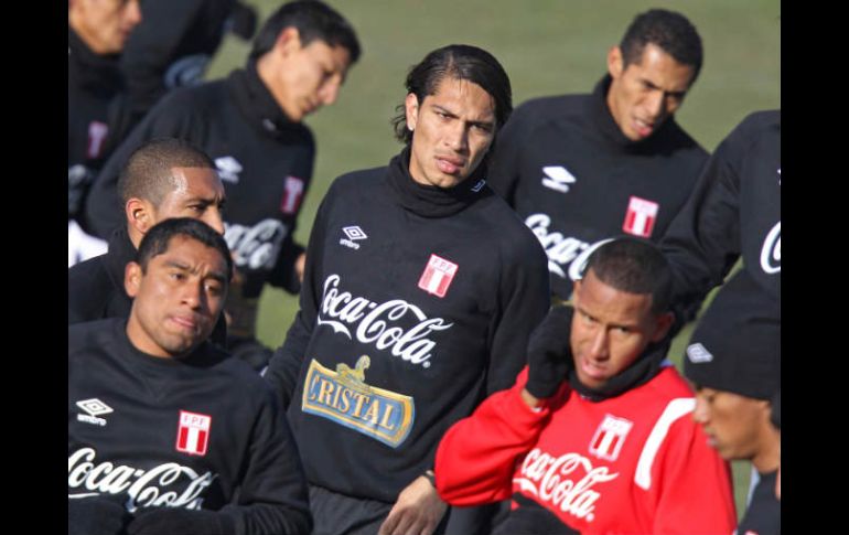 El delantero Paolo Guerrero (centro) será el jugador principal del equipo peruano. EFE  /