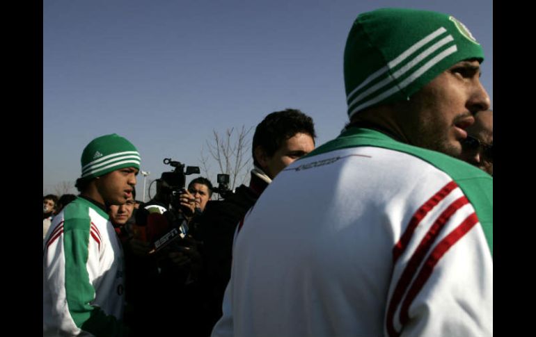 Giovani dos Santos y Luis Michel en una conferencia en Tigre, Buenos Aires. REUTERS  /