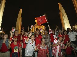 Simpatizantes del partido opositor Partido Puea Thai (de los Tailandeses) celebran la victoria en las elecciones legislativas. EFE  /