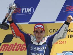 El piloto español Jorge Lorenzo, del equipo Yamaha, celebra en el podio su victoria en la carrera de MotoGP . EFE  /