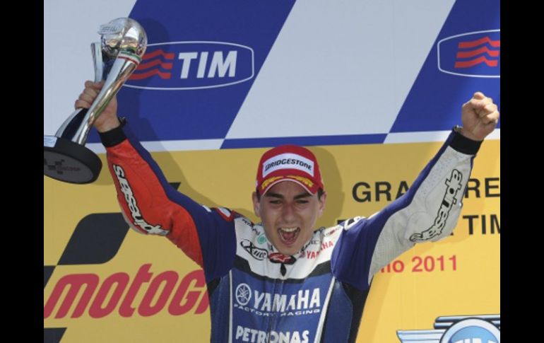 El piloto español Jorge Lorenzo, del equipo Yamaha, celebra en el podio su victoria en la carrera de MotoGP . EFE  /