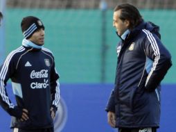 Sergio Agüero conversa con el director técnico Sergio Batista durante entrenamiento para la Copa América. EFE  /