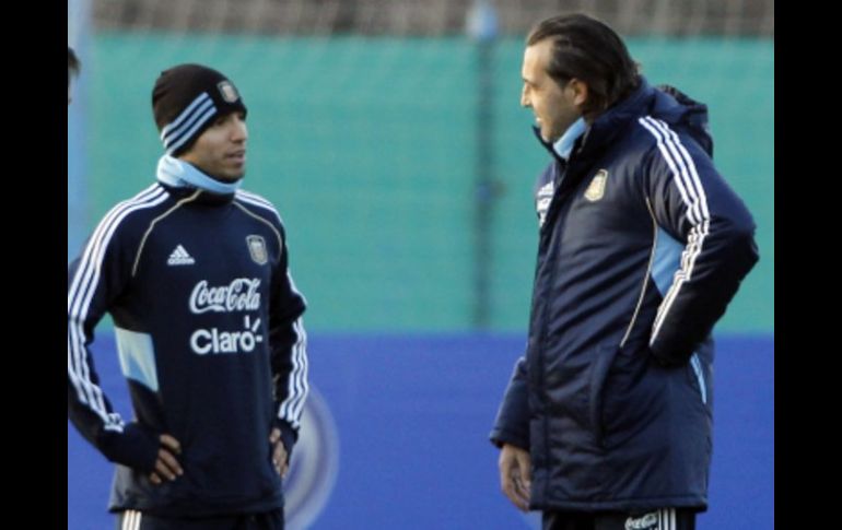 Sergio Agüero conversa con el director técnico Sergio Batista durante entrenamiento para la Copa América. EFE  /