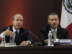 Calderón habla junto a Beltrones, durante una reunión del Consejo Nacional de México, de Seguridad Pública en Ciudad de México. AP  /