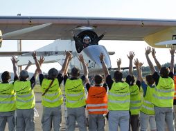 El piloto Andre Borschberg celebra tras aterrizar con el avión experimental. EFE  /