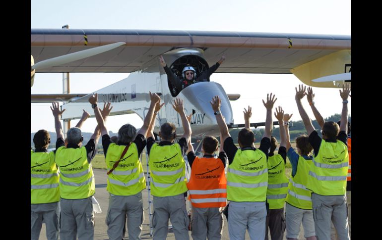 El piloto Andre Borschberg celebra tras aterrizar con el avión experimental. EFE  /