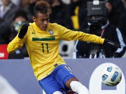 Neymar rechazó varias propuestas que recibió para irse al fútbol europeo.REUTERS  /