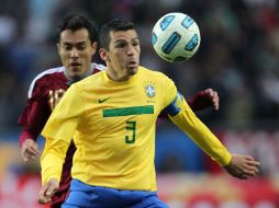 Lucio, de Brasil, trata de despejar un balón durante el partido contra Venezuela.EFE  /