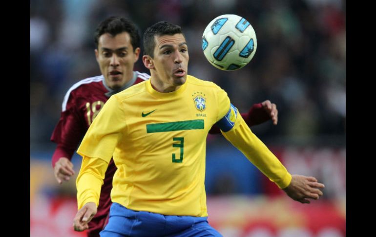 Lucio, de Brasil, trata de despejar un balón durante el partido contra Venezuela.EFE  /