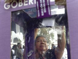 Una mujer vota en una urna en el municipio de Ecatepec, en el Estado de México. EFE  /