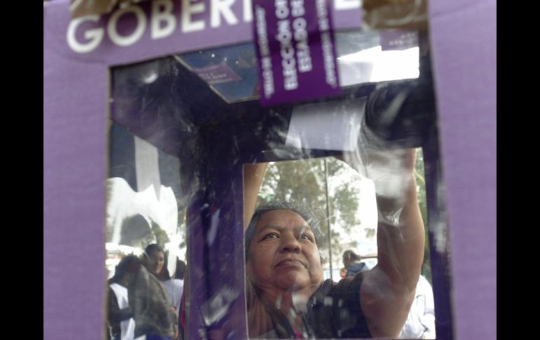 Una mujer vota en una urna en el municipio de Ecatepec, en el Estado de México. EFE  /