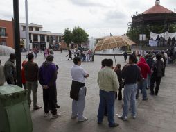 Decenas de personas hacen fila hoy, domingo 3 de julio de 2011, para votar en Metepec, estado de México. EFE  /