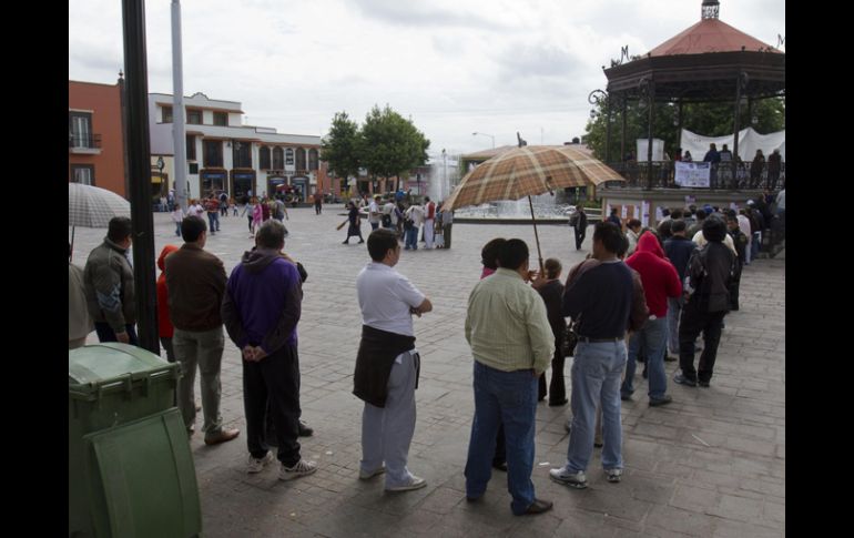 Decenas de personas hacen fila hoy, domingo 3 de julio de 2011, para votar en Metepec, estado de México. EFE  /