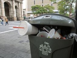 Actualmente se recogen 6.4 toneladas diarias de basura en las papeleras de reciclaje. E. BARRERA  /