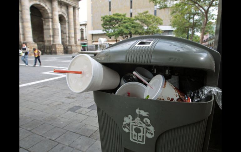 Actualmente se recogen 6.4 toneladas diarias de basura en las papeleras de reciclaje. E. BARRERA  /