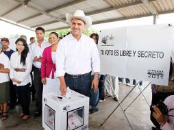 El candidato Roberto Sandoval, emitió su voto en la escuela Felipe Ángeles de la colonia Miravalle en ese estado. E. PACHECO  /