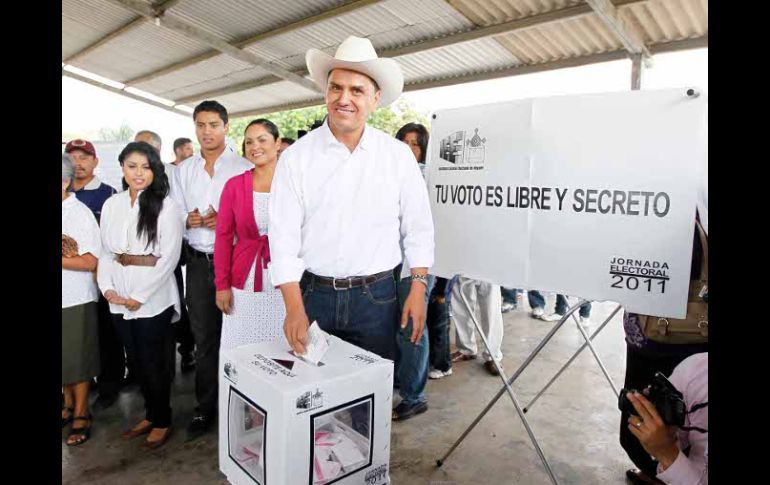 El candidato Roberto Sandoval, emitió su voto en la escuela Felipe Ángeles de la colonia Miravalle en ese estado. E. PACHECO  /