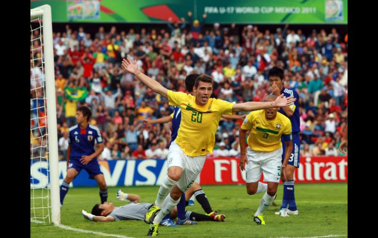 Leo (c) festeja el primer gol del cuadro brasileño en el partido. EFE  /