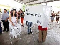 Votantes acuden a una casilla en Tepic, Nayarit. E. PACHECO  /