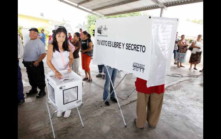 Votantes acuden a una casilla en Tepic, Nayarit. E. PACHECO  /