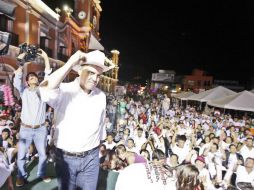 Roberto Sandoval celebra el triunfo a las afueras del Palacio Municipal de Tepic. E. PACHECO  /