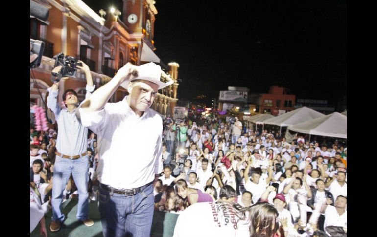 Roberto Sandoval celebra el triunfo a las afueras del Palacio Municipal de Tepic. E. PACHECO  /