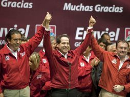 Eruviel Ávila (cen.) celebra su triunfo en el Estado de México. AFP  /