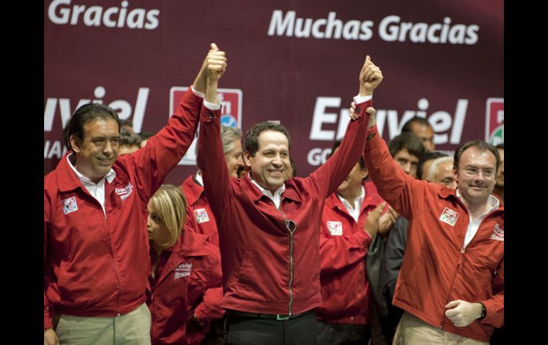 Eruviel Ávila (cen.) celebra su triunfo en el Estado de México. AFP  /