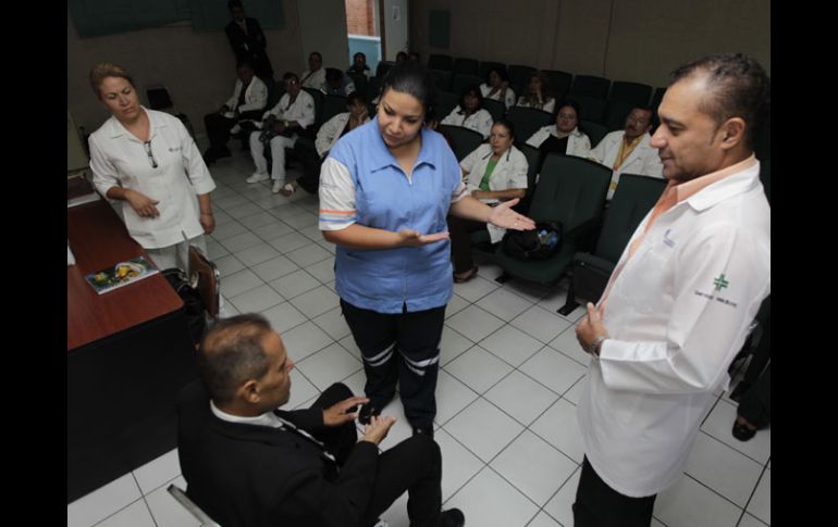 Personal de la Cruz Verde de Guadalajara se reúne los viernes para instruirse en ayudar a personas con discapacidad auditiva. S. NÚÑEZ  /